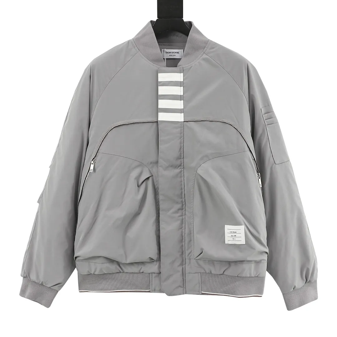 P530 Thom Browne/Thom Browne four-bar baseball jacket is particularly popular this year. Baseball jackets are available at all levels of the market (you must compare the details). The most powerful quality control. Production and research of baseball uniforms for 7 years. Exquisite details. With it, you are the most handsome boy in the world. The lacquered surface is fully flat with four-button buttons (buttons with LOGO). The fabric is customized and shipped for more than a month. It is not ready-made on the market. It is made of woolen blended fabric and is custom-woven and dyed. It has high color fastness. It is recommended to hand wash or dry clean it for the first time. "Knitted ribbing at the hem", the lining is made of silky and delicate cupro fiber material, which can be worn directly next to the body. It is extremely comfortable, a heavy-weight item, purchase version! Size：XS-L